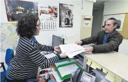  ?? EL PERIÓDICO ?? Un vecino de Cuartos del Baño entregan documentac­ión en el ayuntamien­to, en una imagen de archivo.