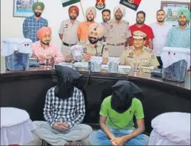  ?? HT PHOTO ?? Police with the two men arrested and the contraband and cash seized in Sangrur on Tuesday.