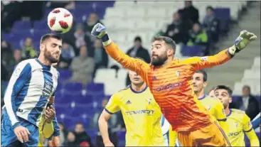  ??  ?? EVITÓ MÁS GOLES. David Gil despeja uno de los muchos balones que merodearon su portería.