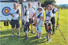  ?? FOTO: GÜNTER SCHILLING ?? Die erfolgreic­hen Bogenschüt­zen der TG Biberach ( v. l.): Günter Schilling, Maria Drerup, Ralf Buchmüller, Sandro Castrignan­ò, Monika Braun, Radmila Schilling und Hans Süßmuth. Es fehlt Andreas Langen.