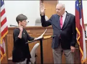  ?? Kevin Myrick / SJ ?? Probate Judge Linda Smith reads the oath of office to Hal Floyd in his new position as Polk County commission­er for District 3.