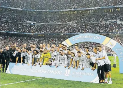  ?? FOTO: J. A. SIRVENT ?? La plantilla del Real Madrid posa con la Supercopa de España en el césped del Bernabéu tras derrotar al Barça