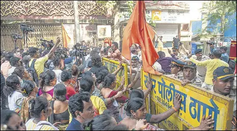  ?? PRATIK CHORGE/HT PHOTO ?? Police stop Shiv Sena workers as they try to break barricades and enter the residentia­l complex of independen­t MLA Ravi Rana and MP Navneet Kaur Rana at Khar on Saturday