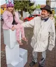  ??  ?? Martina mit Papa Christian Wörner mit ihrem Beitrag zur Wartburg.