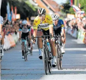  ?? Foto: Bora ?? Sagan celebra su maillot amarillo en el Tour de Eslovaquia.