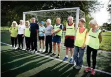  ?? FOTO: PEKKA PÄÄKKÖ ?? Fv: Anita Dorazio, Eva Bäckman, Mona Dahlstedt, Petter Wulff, Maria Elena Wulff, Göran Nerby, Jan-Erik Larsson, Ulf Sjöberg, Lena Holvid och Inger Holvid.