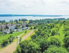  ?? FOTO: FELIX KÄSTLE/DPA ?? In ganz Deutschlan­d sollen sich künftig mehr Windräder drehen – auch in Gaienhofen am Bodensee könnte dies der Fall sein.