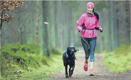  ?? Picture: Kris Miller. ?? The Courier’s Gayle Ritchie and dog Toby try out canine cross-country for themselves.