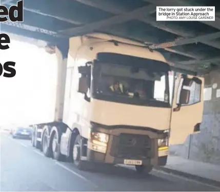  ?? PHOTO: AMY LOUISE GARDNER ?? The lorry got stuck under the bridge in Station Approach