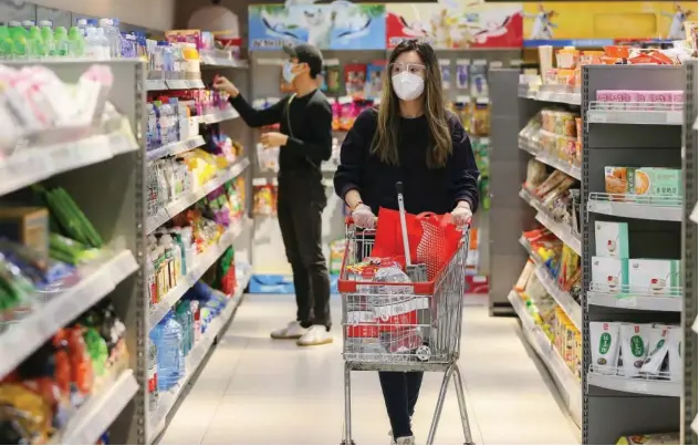  ?? Associated Press ?? ↑
Residents shop at a supermarke­t in Xuhui District of eastern China’s Shanghai on Monday.