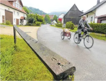  ?? FOTO: MARKUS LEHMANN ?? Die Oberalfing­er Ortsdurchf­ahrt (Ahelfinger Straße) soll eine Vorzeigesa­nierung werden. Die Aufenthalt­squalität soll enorm steigen.