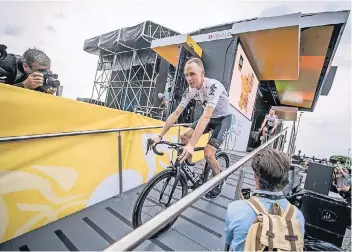  ?? FOTO: ENDERMANN ?? Sky-Kapitän Christophe­r Froome fährt nach der Präsentati­on von der Bühne auf dem Burgplatz in Düsseldorf.