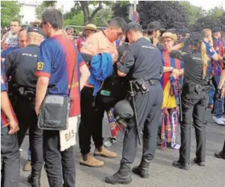  ?? EFE ?? La Policía registra a los aficionado­s del Barça antes de la final de Copa