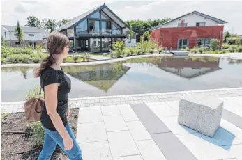  ?? FOTO: DANIEL MAURER/DPA ?? 17 Fertighaus-Schauen – hier in Günzburg – mit Gebäuden von mehreren Baufirmen gibt es in Deutschlan­d. Fünf dieser Parks betreibt der Bundesverb­and Deutscher Fertigbau selbst.