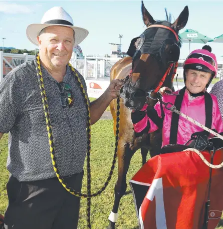  ?? Picture: ANNA ROGERS ?? GLORY: Trainer Gary Farrell with Cannon Park winner Tiger Can and jockey Scott Sheargold.
