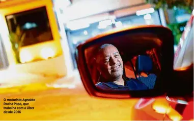  ?? Emiliano Capozoli/Estúdio Folha ?? O motorista Agnaldo Rocha Papa, que trabalha com a Uber desde 2016