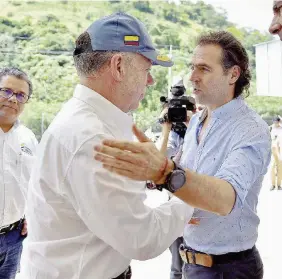  ?? Ansa ?? Riscatto Il sindaco Gutiérrez con l’ex presidente Santos. A destra, un’immagine delle Farc Sopra, il museo a Medellin