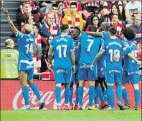  ??  ?? Dos partidos sin remontada
Los jugadores del Getafe celebran uno de sus goles y Muniain cae en el choque contra el Celta