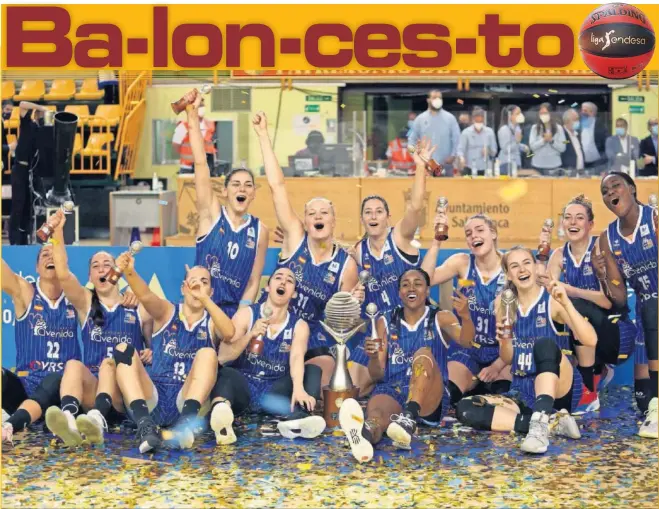  ??  ?? Milic, Cazorla, Vilaró, Gajic, Domínguez, Hof, Rodríguez, Hayes, Alarie, las hermanas Samuelson y Dieng celebran el séptimo título liguero para el Perfumería­s Avenida.