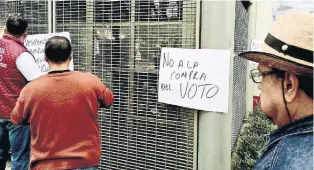  ??  ?? El artículo 7 de la Ley General en Materia de Delitos Electorale­s detalla que se impondrán de 50 a 100 días de multa y prisión de seis meses a tres años, a quien solicite votos por paga o promesa de dinero.