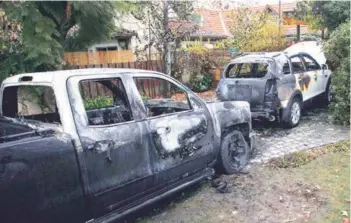  ??  ?? ► Los dos vehículos incendiado­s en Las Condes correspond­en a una camioneta y una station wagon, estacionad­os frente a la propiedad afectada.