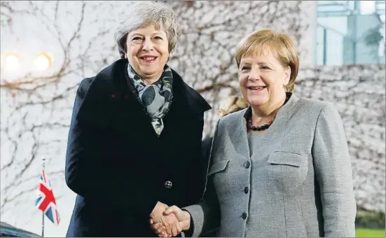  ?? FABRIZIO BENSCH / REUTERS ?? Theresa May y Angela Merkel posaron sonrientes ante los fotógrafos, ayer en Berlín, pero eso apenas ocultó sus diferencia­s