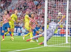  ?? ?? Rulli hace una parada en el partido contra el Atlético.