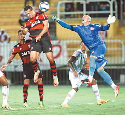  ?? GILVAN DE SOUZA / FLAMENGO ?? Leandro Damião se antecipa ao goleiro Márcio para marcar o segundo gol na tranquila vitória do Flamengo