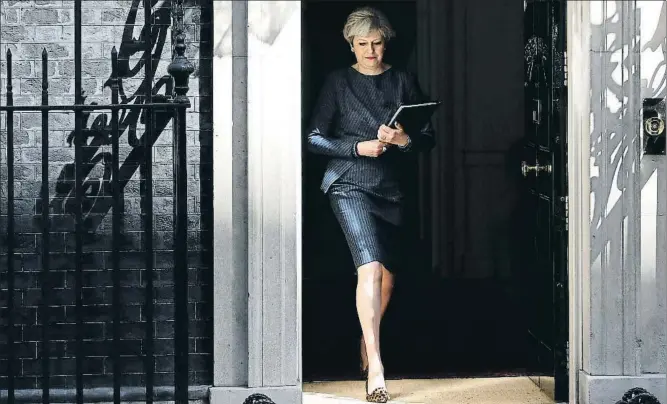  ?? DAN KITWOOD / GETTY ?? La primera ministra británica, Theresa May, saliendo del 10 de Downing Street para dirigirse a la nación y anunciar la convocator­ia de elecciones anticipada­s