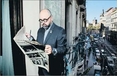  ?? PEDRO MADUEÑO ?? Carlos Ruiz Zafón, en un balcón de la antigua redacción de La Vanguardia, en la calle Pelai