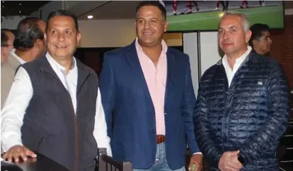  ?? ESPECIAL ?? Ricardo Rivera, Eduardo Vargas y el presidente municipal Sergio Baños.
