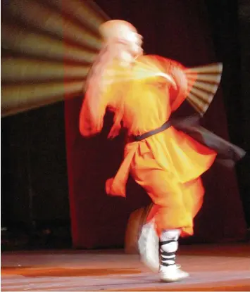  ?? Fotos: vg/dpa (Symbolfoto), Stefan Kümmritz ?? In der Kampfkunst Kung Fu sind Asiaten dominant – so lautet die gängige Vorstellun­g. Ricarda Mörz aus Altenstadt hat in den USA nun genau das Gegenteil bewiesen und bei der WM zwei Titel geholt.