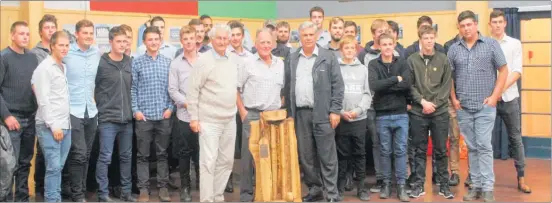  ??  ?? Bruce Hooper-Smith with his trophy and past/present Dannevirke High School 1st XI players.