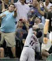  ?? CHARLES REX ARBOGAST — THE ASSOCIATED PRESS ?? The Indians’ Jose Ramirez catches a popup by the White Sox’s Yoan Moncada in foul territory to end the fourth inning.