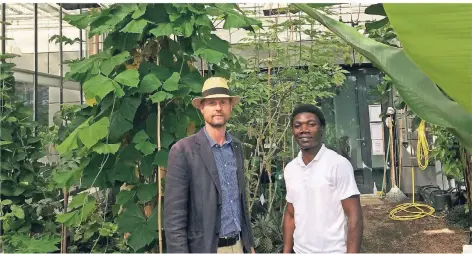  ?? FOTO: HOCHSCHULE ?? Jens Gebauer und Bendicto Kabiito aus Uganda im Klimahaus der Hochschule.