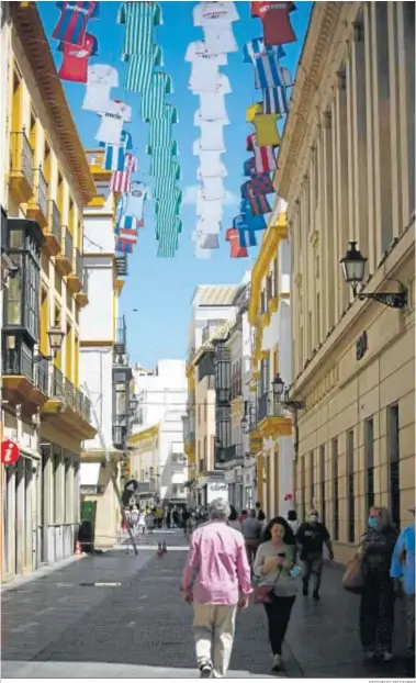  ?? ANTONIO PIZARRO ?? Las banderolas de las camisetas de los equipos de la Liga, en el centro de la ciudad sevillana.