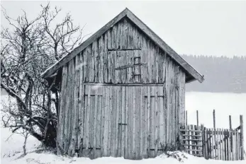  ?? FOTO: OTTO SCHÖLLHORN ?? Ein alter Holzstadl in Niederhofe­n.