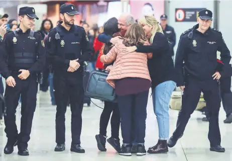  ??  ?? El alcalde de Caracas, Antonio Ledezma, abrazó a su esposa Mitzy Capriles y a sus hijas a su llegada al aeropuerto de Barajas, en Madrid. El opositor se fugó de Venezuela, donde estaba bajo arresto domiciliar­io, cruzando por Colombia.