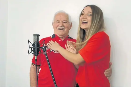  ??  ?? A dúo. José María y su nieta Victoria, que participó en La Voz Argentina con el apellido de su abuelo como nombre artístico. Ella subió el video.
