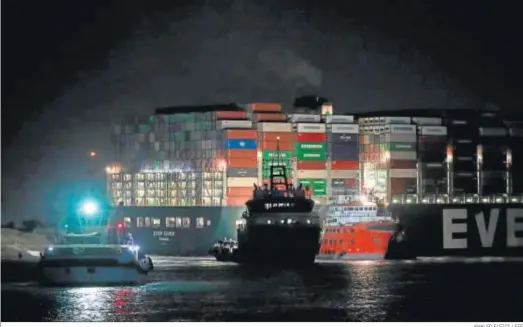  ?? KHALED ELFIQI / EFE ?? Imagen anoche del buque portaconte­nedores ‘Ever Given’, que encalló en el Canal de Suez el 27 de marzo.