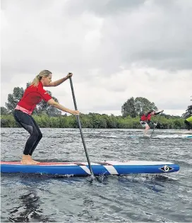  ??  ?? Was vom Sommer bleibt: gute Geschäfte mit Paddling-Boards.