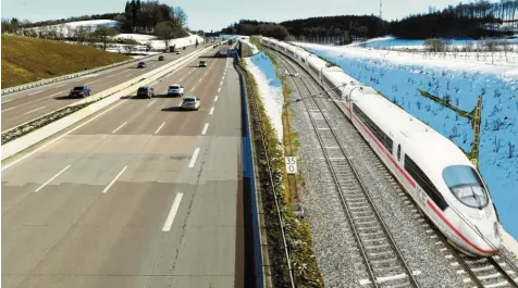  ?? Fotomontag­e: Marcus Merk ?? So könnte es aussehen, wenn bei Zusmarshau­sen die Schnellbah­nstrecke entlang der Autobahn verläuft.