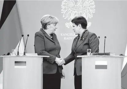  ?? Německou kancléřku Angelu Merkelovou (vlevo) hostila polská premiérka Beata Szydłová ve Varšavě v úterý 7. února. FOTO ČTK ?? Lídryně.