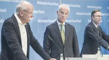  ?? Steffi Loos Getty Images ?? DAIMLER’S Dieter Zetsche, left, Volkswagen’s Matthias Mueller and auto lobbyist Matthias Wissmann.