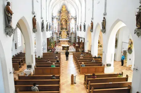  ?? Fotos: Gerlinde Drexler ?? Seit dieser Woche dürfen unter strengen Auflagen wieder Gottesdien­ste in den Kirchen gefeiert werden. Die Besucher müssen, wie hier in der Stadtpfarr­kirche Aichach, Abstand halten und Mundschutz tragen.