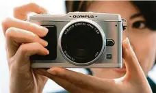  ?? FOTO OLYMPUS ?? Digitální bezzrcadlo­vé fotoaparát­y, na které vsadil Olympus, přišly o svůj podíl na trhu v důsledku rychlého rozvoje mobilních telefonů