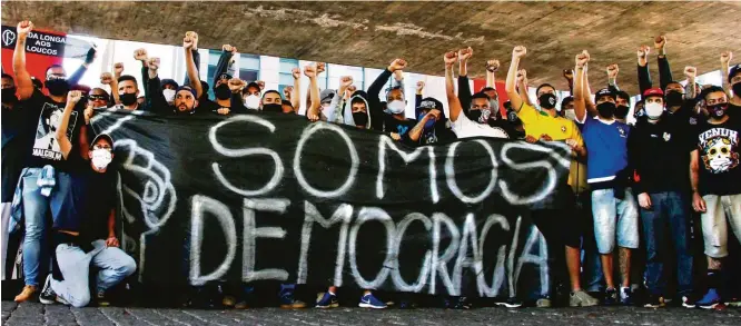  ?? Rogério Galassi/Futura Press/Folhapress ?? Maioria era de torcedores do Corinthian­s, mas protesto teve participaç­ão de fãs do Palmeiras, São Paulo e Santos