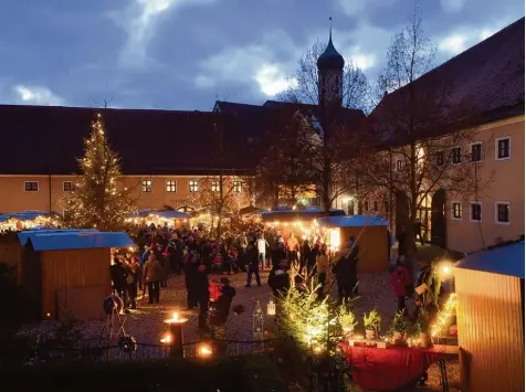  ?? Archivfoto: Marcus Merk ?? Am kommenden Wochenende findet wieder der stimmungsv­olle Weihnachts­markt im ehemaligen Wirtschaft­shof der Abtei Oberschöne­nfeld statt.