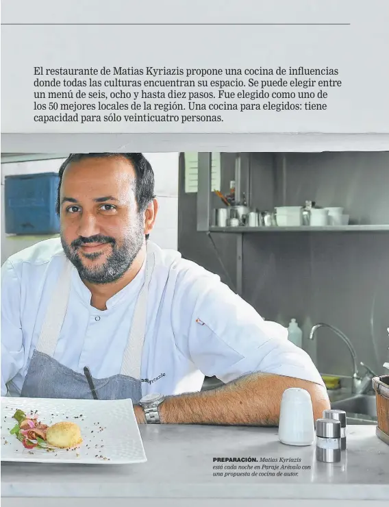  ??  ?? PREPARACIó­N. Matias Kyriazis está cada noche en Paraje Arévalo con una propuesta de cocina de autor.