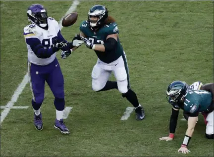  ?? MATT ROURKE — THE ASSOCIATED PRESS ?? Minnesota Vikings’ Linval Joseph (98) catches a fumble by Philadelph­ia Eagles’ Carson Wentz (11) as Isaac Seumalo (73) looks on during the first half of an NFL football game, Sunday.